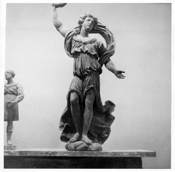 tabernacle, détail d'une statuette (femme debout)