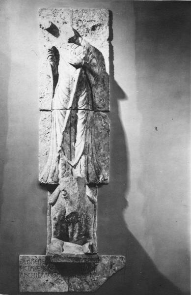 statue : Guillaume Adele, évêque de Poitiers (1124-1140). Depuis 1948 au musée d'Oberlin aux Etats-Unis.