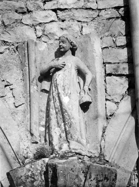 haut-relief : Vierge folle (fragment provenant de l'ancienne abbatiale) - © Ministère de la Culture (France), Médiathèque du patrimoine et de la photographie (objets mobiliers), tous droits réservés