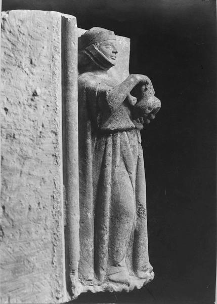 haut-relief : Vierge folle (fragment provenant de l'ancienne abbatiale) - © Ministère de la Culture (France), Médiathèque du patrimoine et de la photographie (objets mobiliers), tous droits réservés
