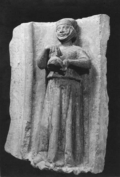 haut-relief : Vierge folle (fragment provenant de l'ancienne abbatiale, provisoirement au musée du Louvre) - © Ministère de la Culture (France), Médiathèque du patrimoine et de la photographie (objets mobiliers), tous droits réservés