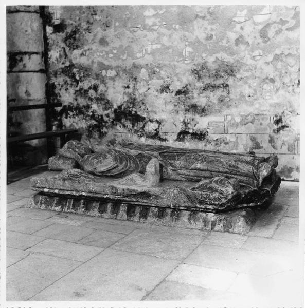 plate-tombe (gisant), d'un chanoine de Chauvigny