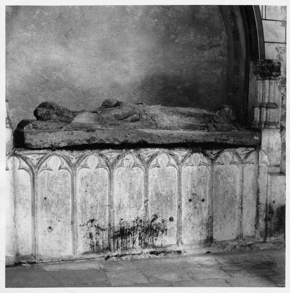 plate-tombe, enfeu (gisant), d' un chanoine de Chauvigny - © Ministère de la Culture (France), Médiathèque du patrimoine et de la photographie (objets mobiliers), tous droits réservés
