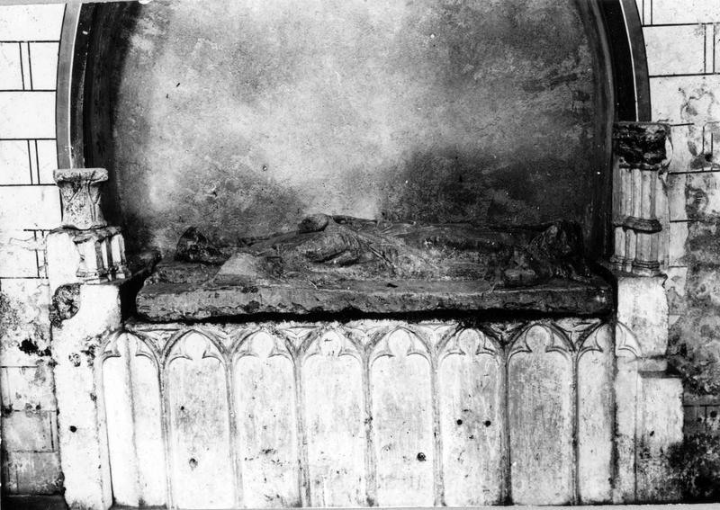 plate-tombe, enfeu (gisant), d' un chanoine de Chauvigny - © Ministère de la Culture (France), Médiathèque du patrimoine et de la photographie (objets mobiliers), tous droits réservés
