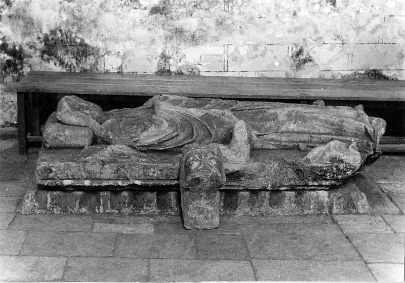 plate-tombe (gisant), d'un chanoine de Chauvigny