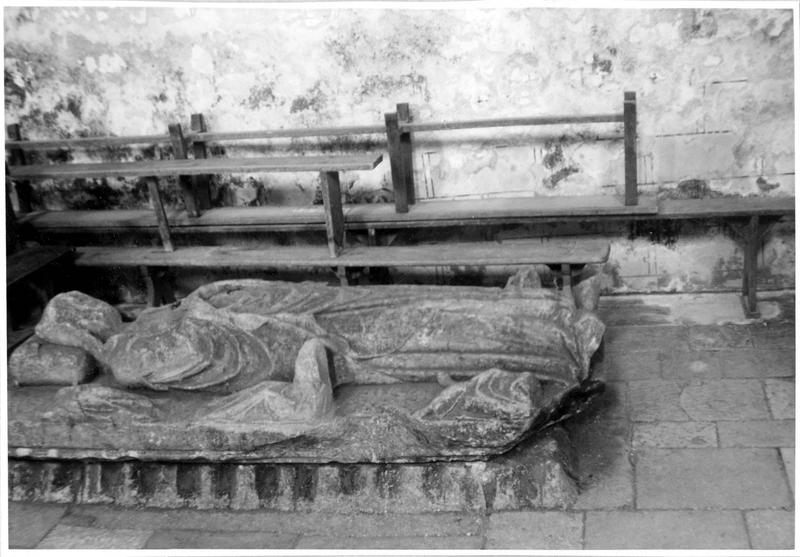 plate-tombe (gisant), d'un chanoine de Chauvigny