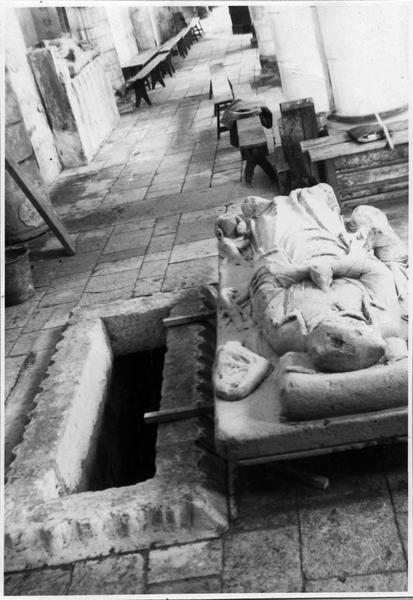 plate-tombe (gisant), d'un chanoine de Chauvigny, caveau ouvert