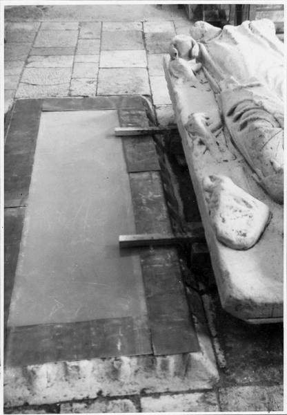 plate-tombe (gisant), d'un chanoine de Chauvigny, caveau fermé