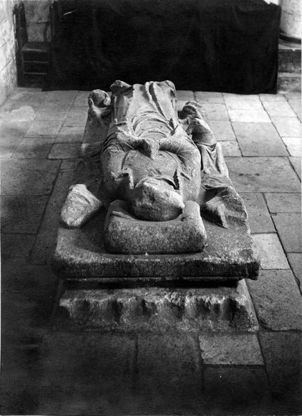 plate-tombe (gisant), d'un chanoine de Chauvigny