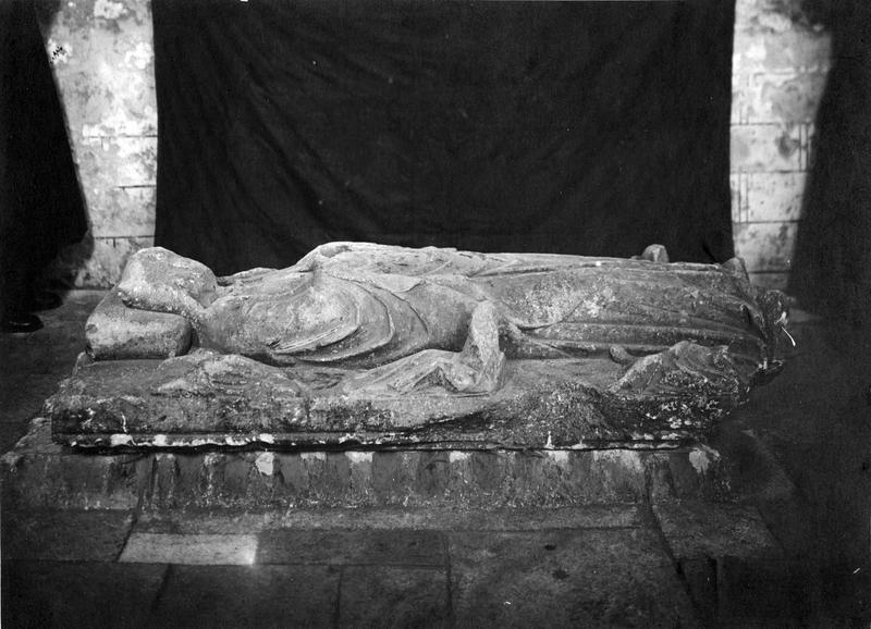 plate-tombe (gisant), d'un chanoine de Chauvigny