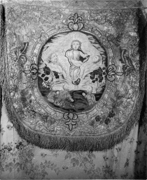 chape soie brodée - © Ministère de la Culture (France), Médiathèque du patrimoine et de la photographie (objets mobiliers), tous droits réservés