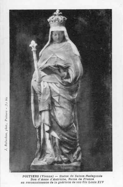 (carte postale) statue : sainte Radegonde - © Ministère de la Culture (France), Médiathèque du patrimoine et de la photographie (objets mobiliers), tous droits réservés