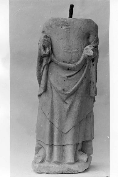 statue : saint Hilaire ou un prélat (mutilée) - © Ministère de la Culture (France), Médiathèque du patrimoine et de la photographie (objets mobiliers), tous droits réservés