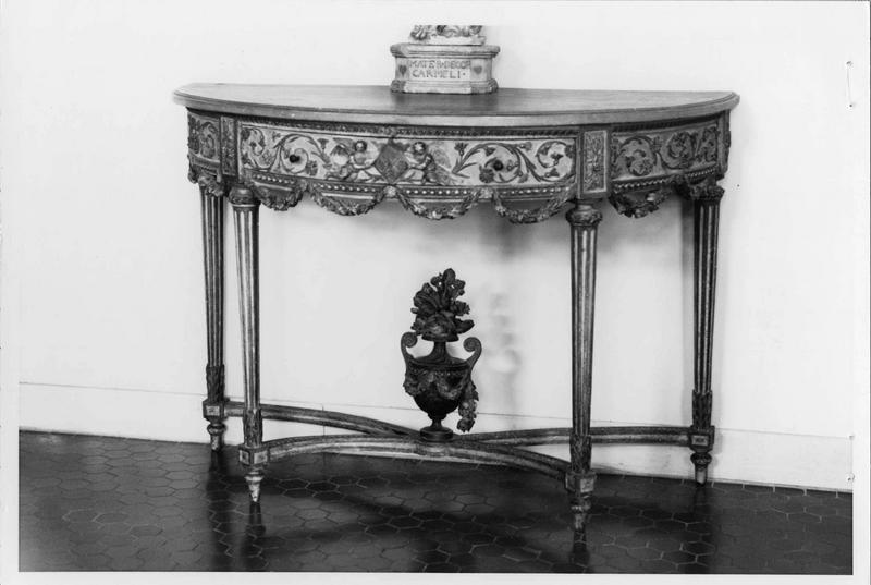 console en demi-lune ou table d'applique à quatre pieds - © Ministère de la Culture (France), Médiathèque du patrimoine et de la photographie (objets mobiliers), tous droits réservés