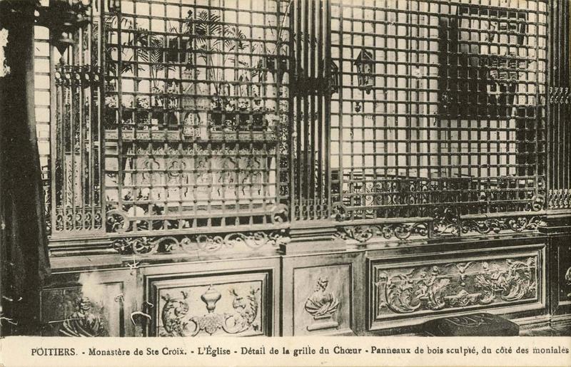 carte postale : détail de la grille de choeur, panneaux de bois sculpté du côté des moniales