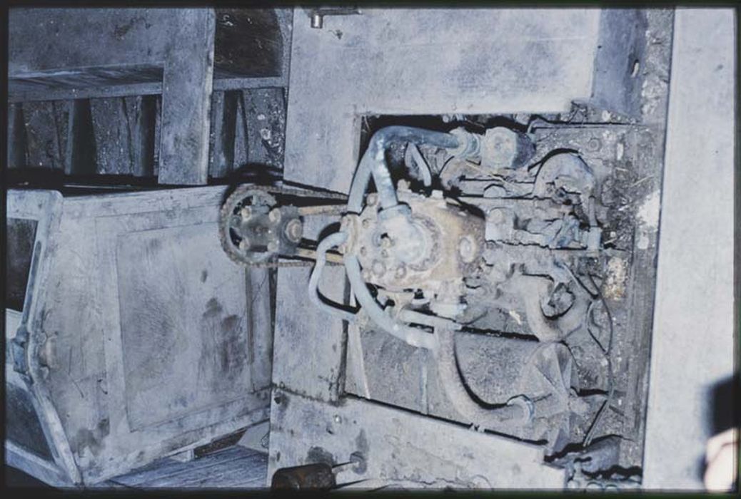bateau de plaisance : canot à moteur dit Suzette II, détail