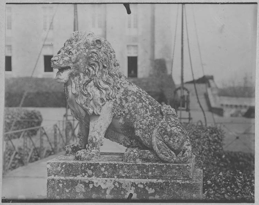 statue : lion