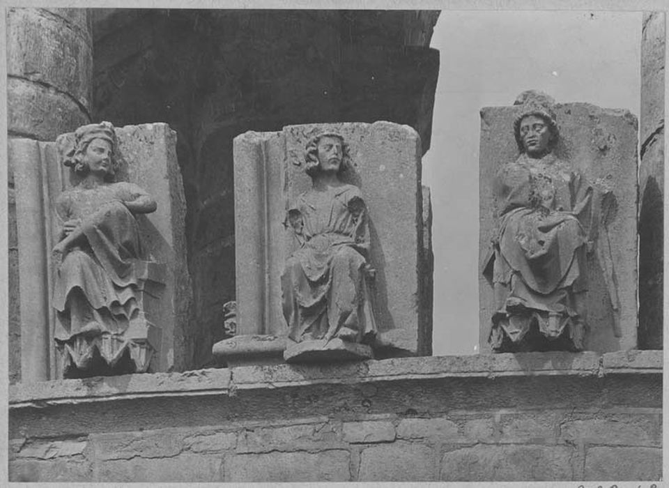 hauts-reliefs : rois, abbés