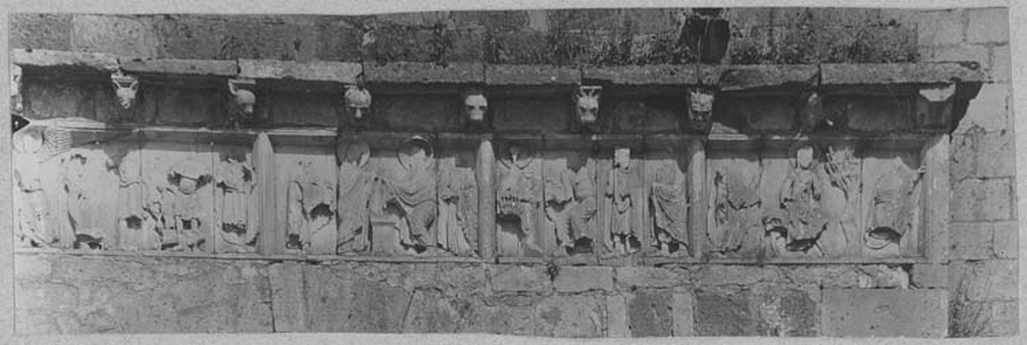 façade ouest, détail de la corniche sommitale