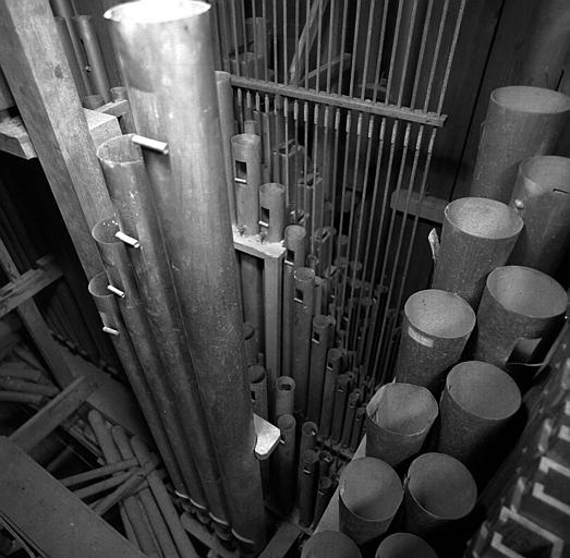 Orgue : Détail de la tuyauterie du grand orgue identique à la précedente, on aperçoit les vergettes qui vont ouvrir les soupapes du 2e sommier du grand orgue