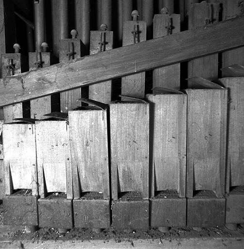 Orgue : Tuyauterie de pédale (grosse flûte et soubasse 16 en bois)