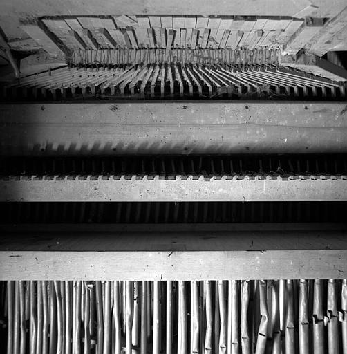 Orgue à rouleaux : Clavier en entier et bas des tuyaux du piccolo, la façade en arrière est postiche