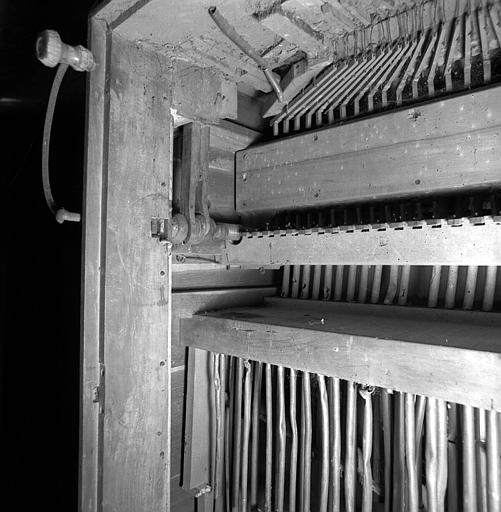 Orgue à rouleaux : Manivelle, morceau de clavier du côté droit, mécanique en éventail directe qui ouvre les soupapes par une simple bascule en bois