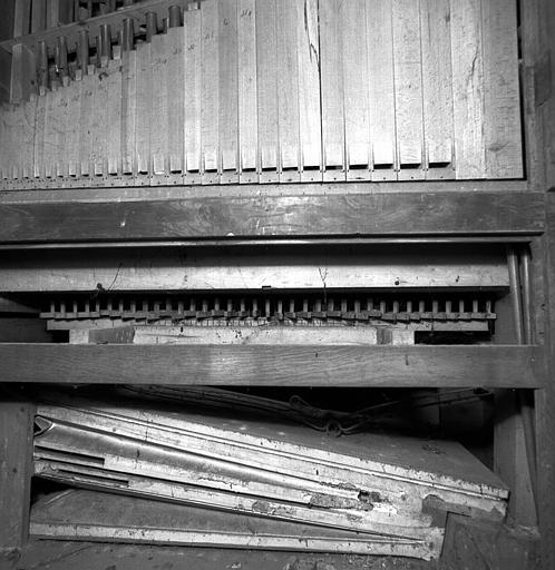 Orgue : Panneaux ouverts à l'arrière, soufflerie cunéiforme, mécanique du clavier, tuyauterie, Bourdon 8 en bois