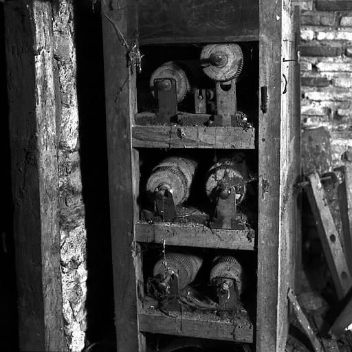 Orgue : Armoire à rouleaux, 6 rouleaux sont entreposés dans cette armoire, dont un gloria