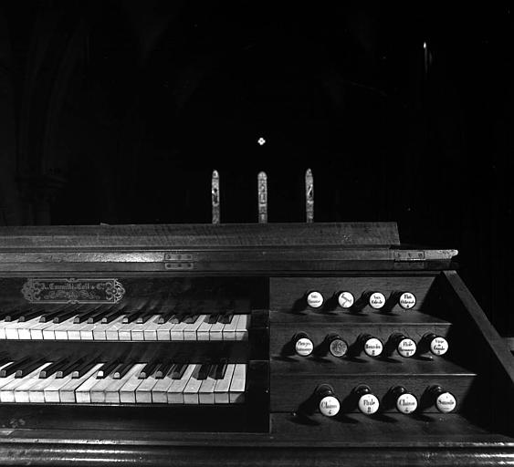 Orgue : Orgue, côté droit des tirants de registre en gradin avec plaque Cavaillé-Coll