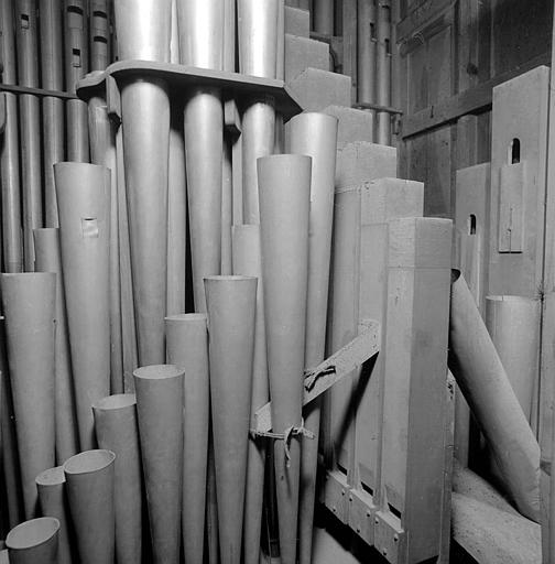 Orgue : Basses du grand orgue (clairon 4, trompette 8, bourdon 16 en bois posté, basses de salicional en bois)