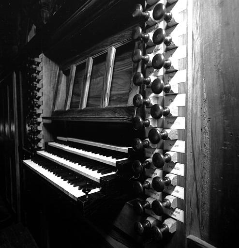 Orgue : Console avec ses 4 claviers et les tirants de registre