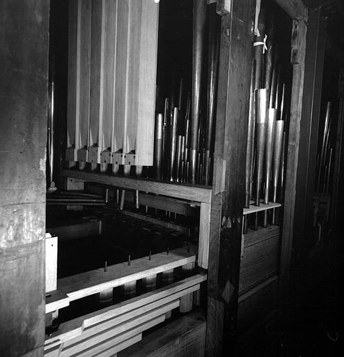 Orgue : Pédale, anches, bombarde 16, trompette 8, clairon 4 (sur le côté gauche : Bourdon 8 en bois du grand orgue posté)