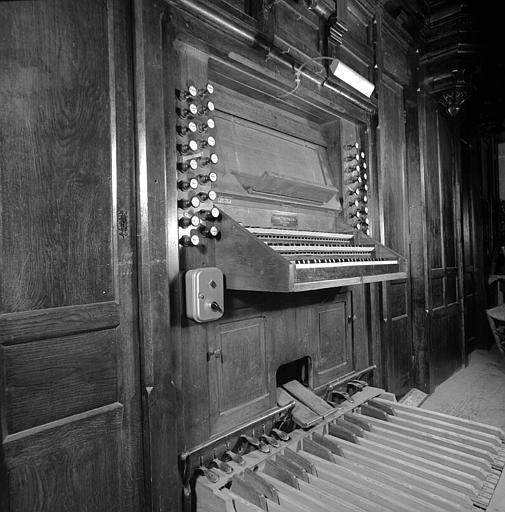 Orgue : Console avec le pédalier, la console et en fenêtre