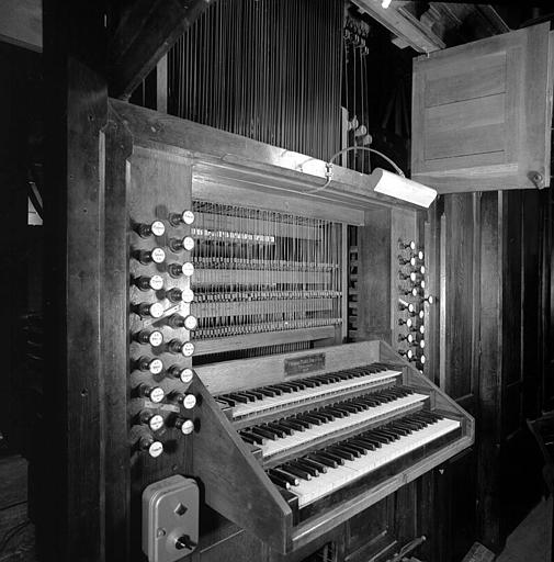 Orgue : Clavier avec panneau ouvert, départ des vergettes vers la machine Barker et vers l'abrégé du récit