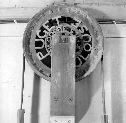 Orgue : Ancienne roue qui permettait aux souffleurs de pomper l'air avec les pieds grâce à des bascules en bois reliées sur cette roue par une lanière de cuir