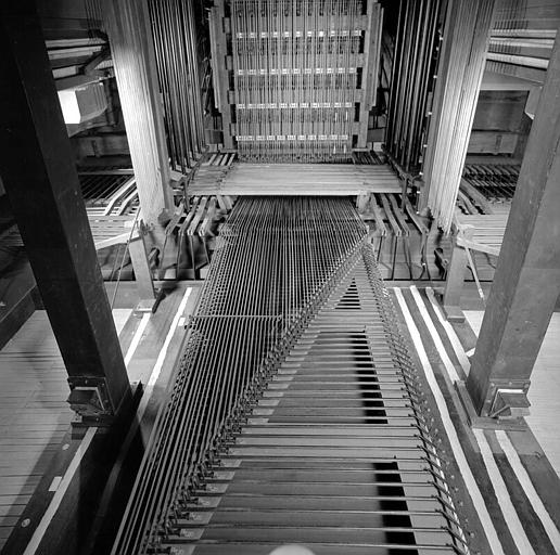 Orgue : Mécanique couchée sous les sommiers du grand orgue et positif