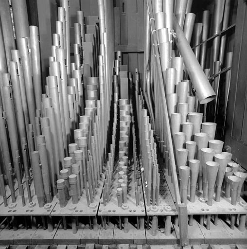 Orgue : Grand orgue avec registres coulissants, chape et faux sommiers (de gauche à droite : Montre 16, salicional 8, prestant 4, flûte harmonique 8, bourdon 16, gambe 8, quinte 3, bourdon 8, doublette 2, fourniture III à VIII rangs)