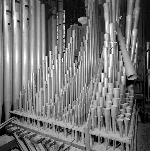 Orgue : Grand orgue avec registres coulissants, chape et faux sommiers (de gauche à droite : Bombarde 16, trompette 8, clairon 4, 1 tuyau de bombarde est affaissé)