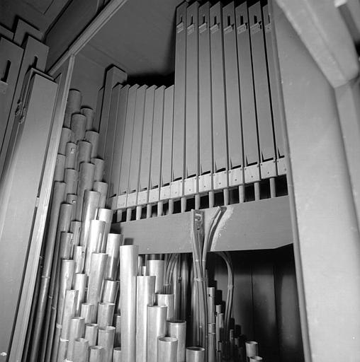 Orgue : Grands tuyaux d'anche et tuyaux de bourdon en bois postés