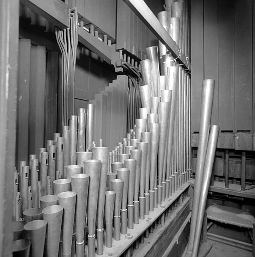 Orgue : Positif expressif (de gauche à droite : Principal 8 aux basses en bois, trompette 8, dans le fond tuyaux en bois de bourdon postés, 2 tuyaux d'anches affaissées sont déposés sur la passerelle)