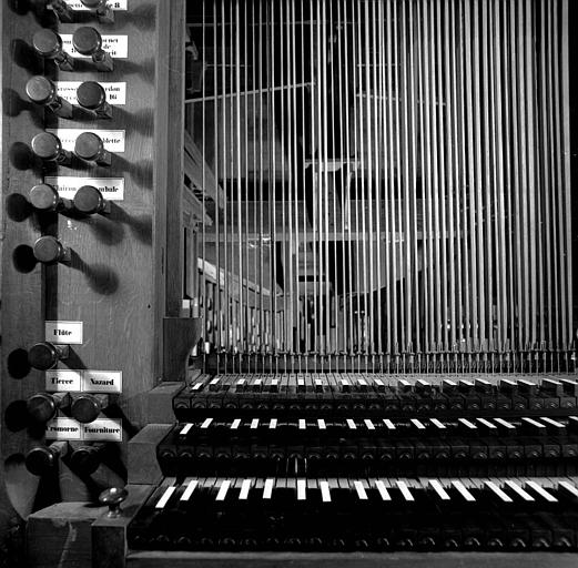 Orgue : Tirants de registre du côté gauche