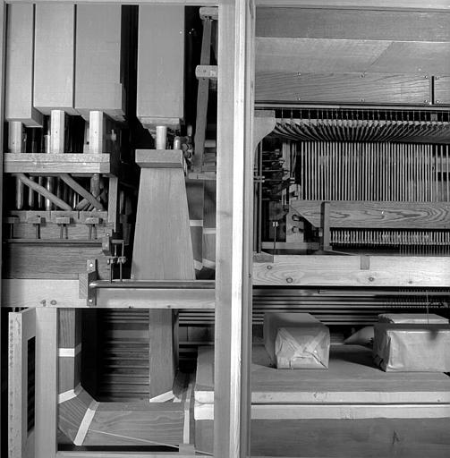 Orgue : Réservoir à 1 plis, porte vent à gauche, sommier de la pédale et tuyaux en bois, bascules en fer des tirages de jeux du grand orgue