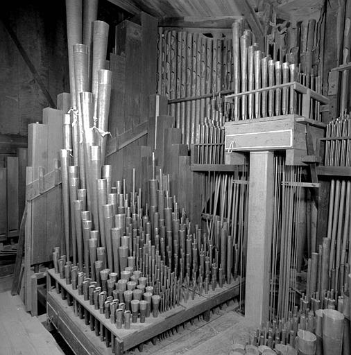 Orgue : Grand orgue, côté C et côté C., au centre, en hauteur et contre la façade le sommier et la tuyauterie du récit