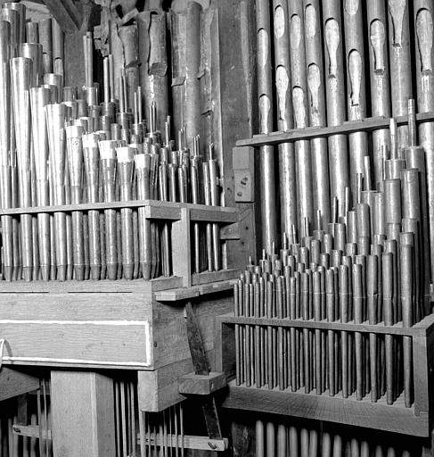 Orgue : Tuyaux de récit sur son sommier (trompette 8, cornet V rangs), à droite : Cornet du grand orgue