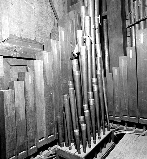 Orgue : Pédale sur le sommier (clairon 4, trompette 8 en fond postée, flûte 4 en bois, sur le côté postée : Flûte 8 en bois)