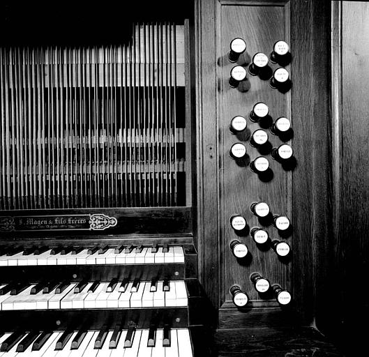 Orgue : Console, tirants de registre sur le côté droit, plaque 'Magen et fils, frères'