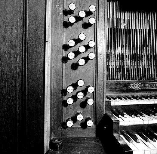 Orgue : Console, tirants de registre sur le côté gauche, plaque 'Magen et fils, frères'