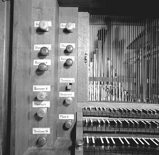 Orgue : Tirants de registres du côté gauche