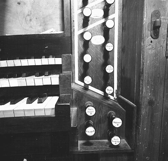 Orgue : Tirants de registres du côté droit, pédale du grand orgue, positif